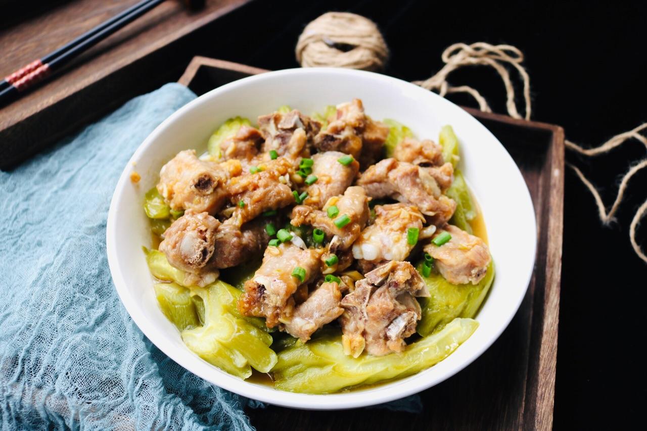 学会这样做苦瓜焖排骨,一口吃下去美味十足,好吃到不行停下筷子