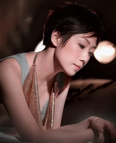 曾为她抛弃原配,而她54岁被男友劈腿|林忆莲|李宗盛|朱卫茵_新浪新闻