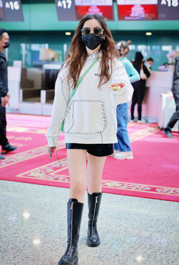 王艺瑾为显腿细在毒汁靴上加拉链不料超显腿长