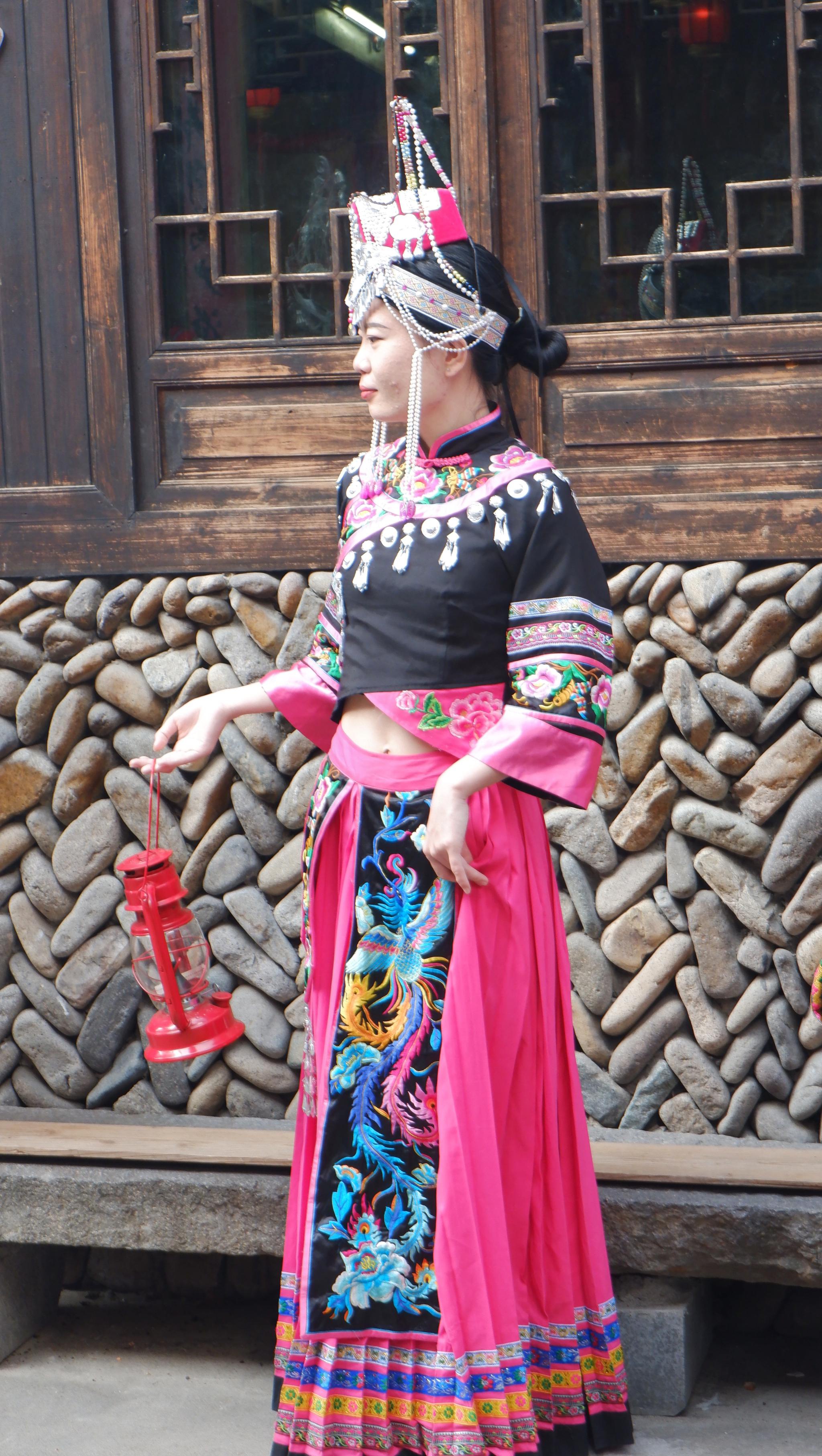 浙江的少数民族自治县，去当地村落偶遇婚礼，新娘要吃千斤饭休闲区蓝鸢梦想 - Www.slyday.coM