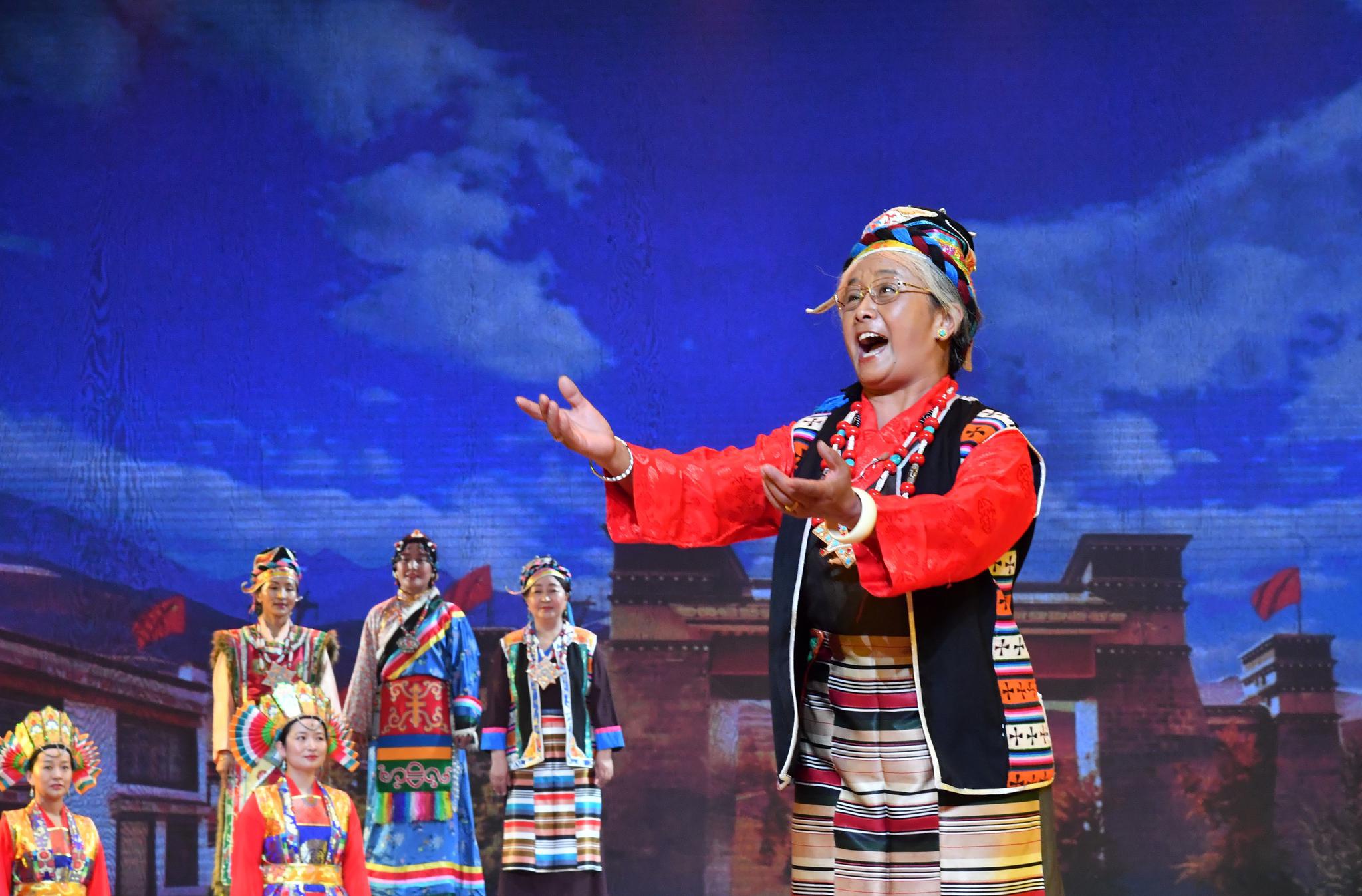 5月19日,演员在新编藏戏《次仁拉姆》中表演.