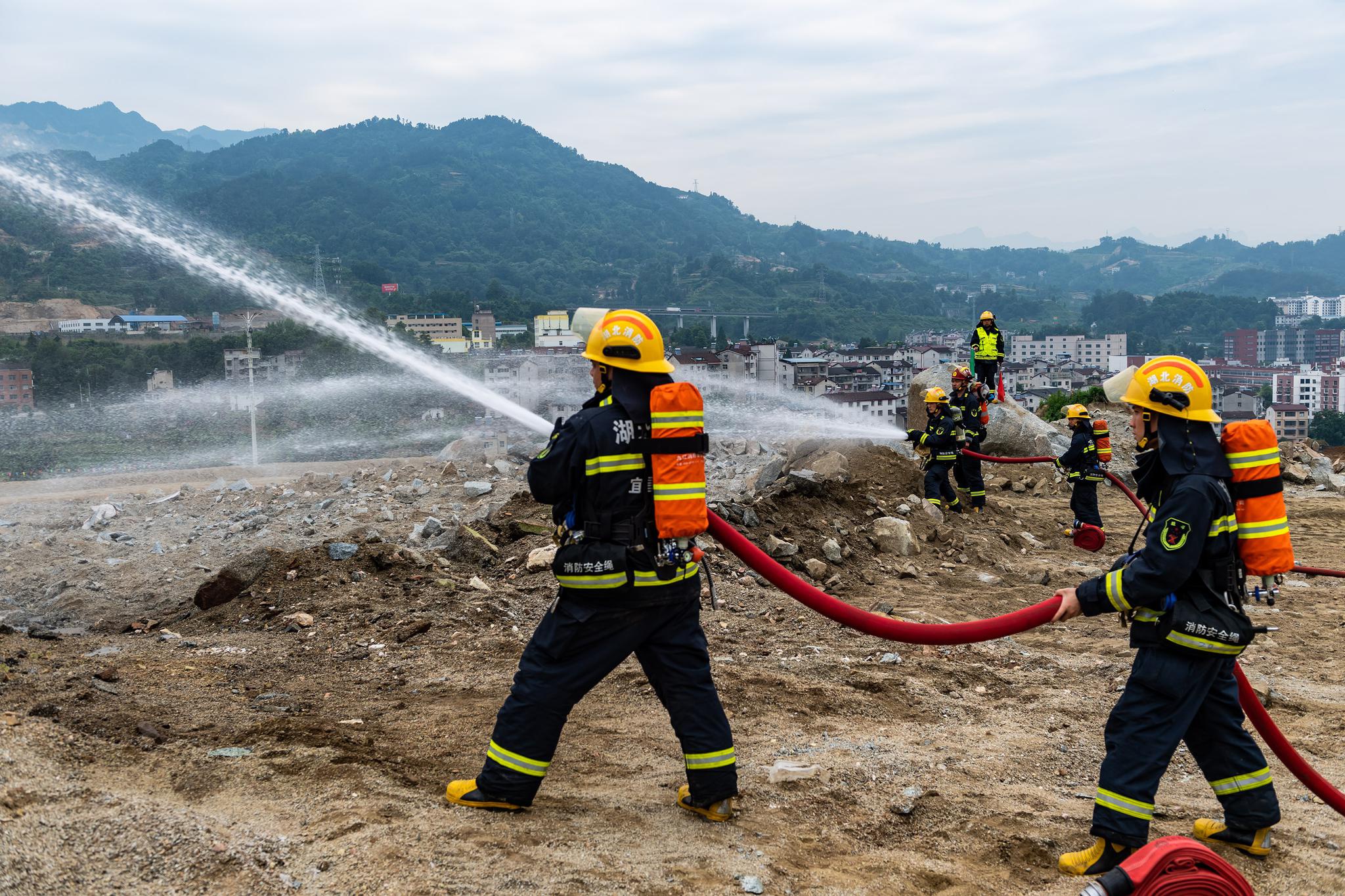 湖北举行地震灾害应急救援演练
