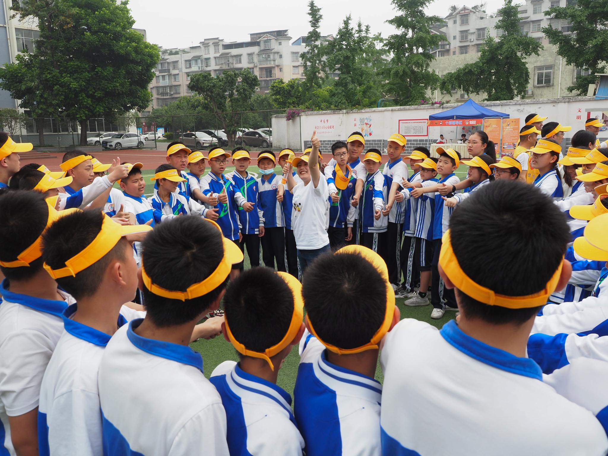 5月20日,四川广汉中学实验高新分校学生在纸上书画,释放内心压力.