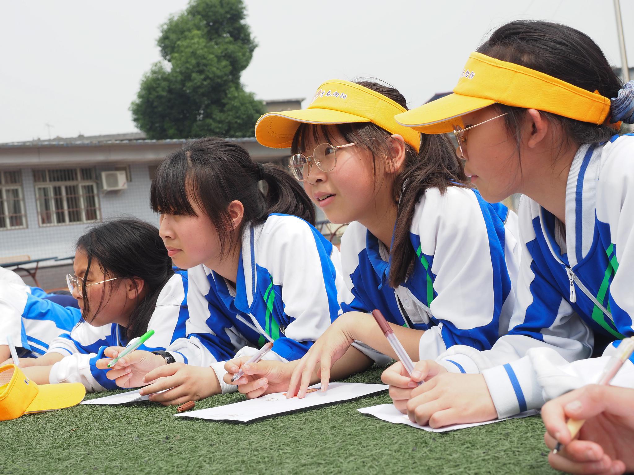 5月20日,四川广汉中学实验高新分校学生通过游戏提升团队协作精神.