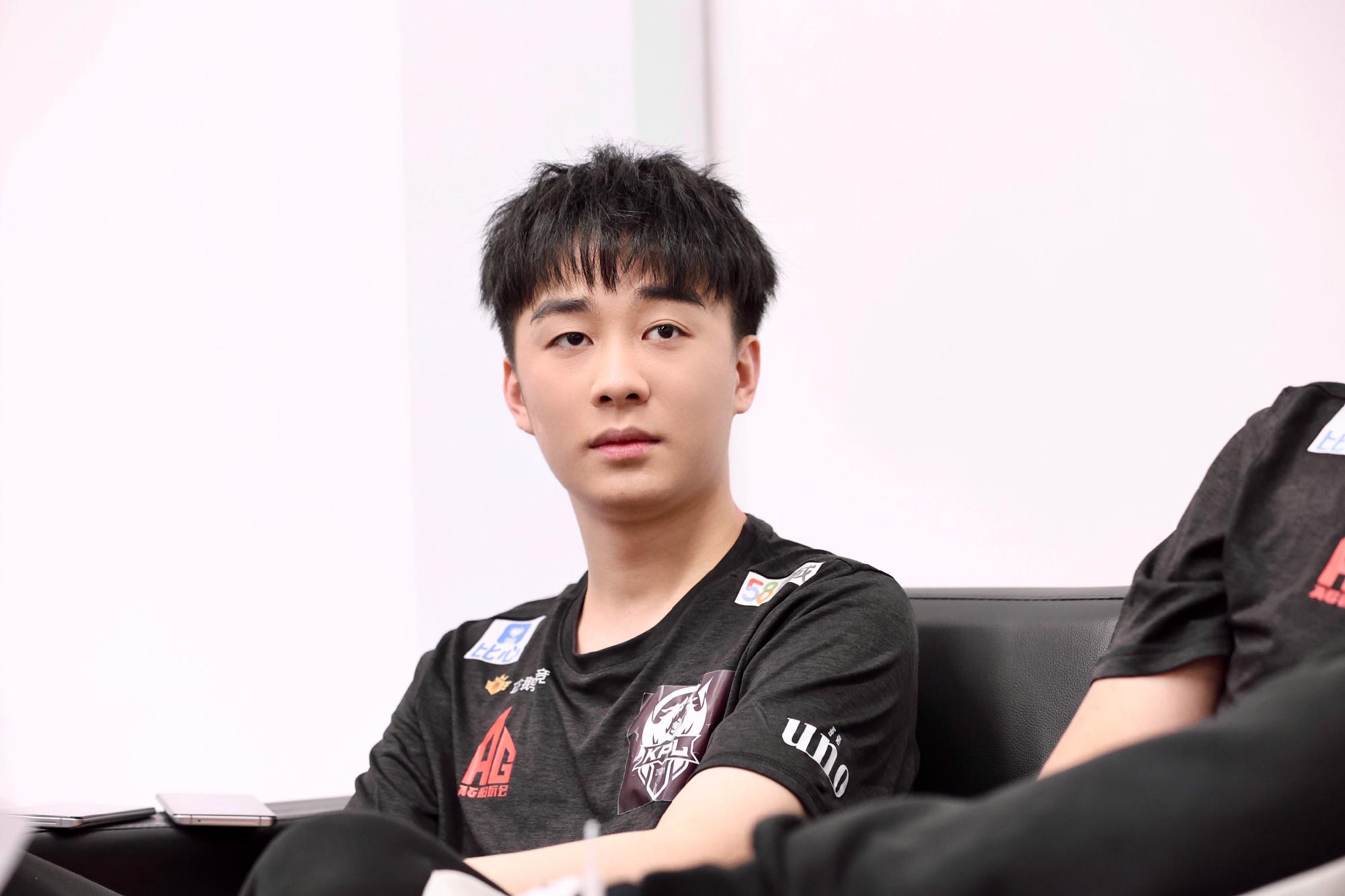 kplag惨遭2连败初晨暴露大问题1200万的打野不会蓝领