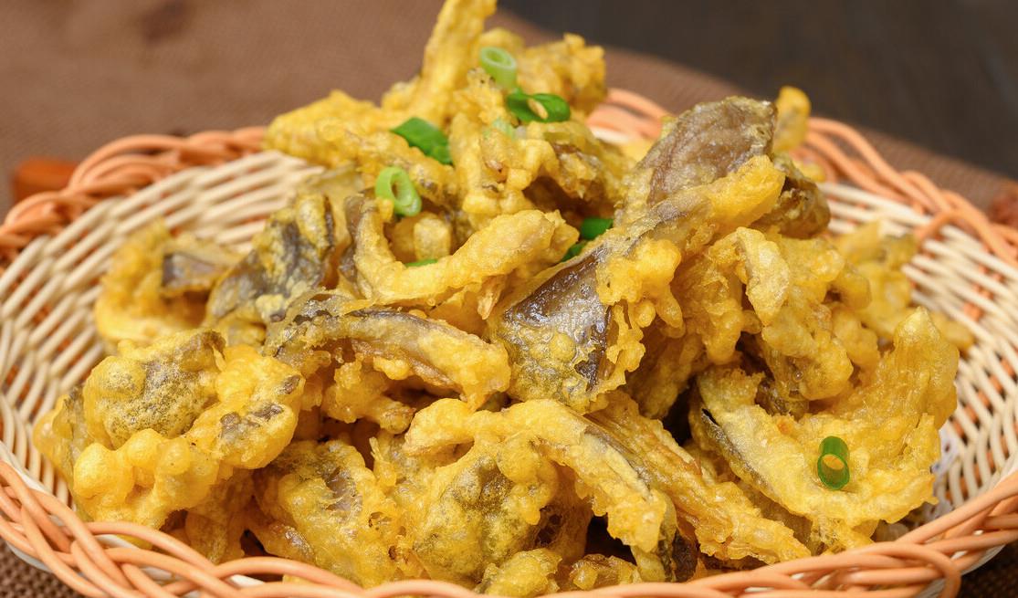 饭店里的炸蘑菇为啥那么好吃?调制脆皮糊很关键,大厨教你这样做