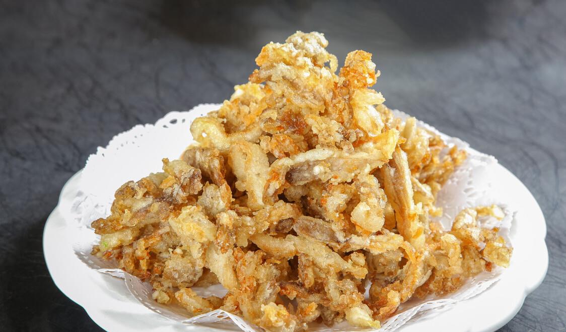 饭店里的炸蘑菇为啥那么好吃?调制脆皮糊很关键,大厨教你这样做
