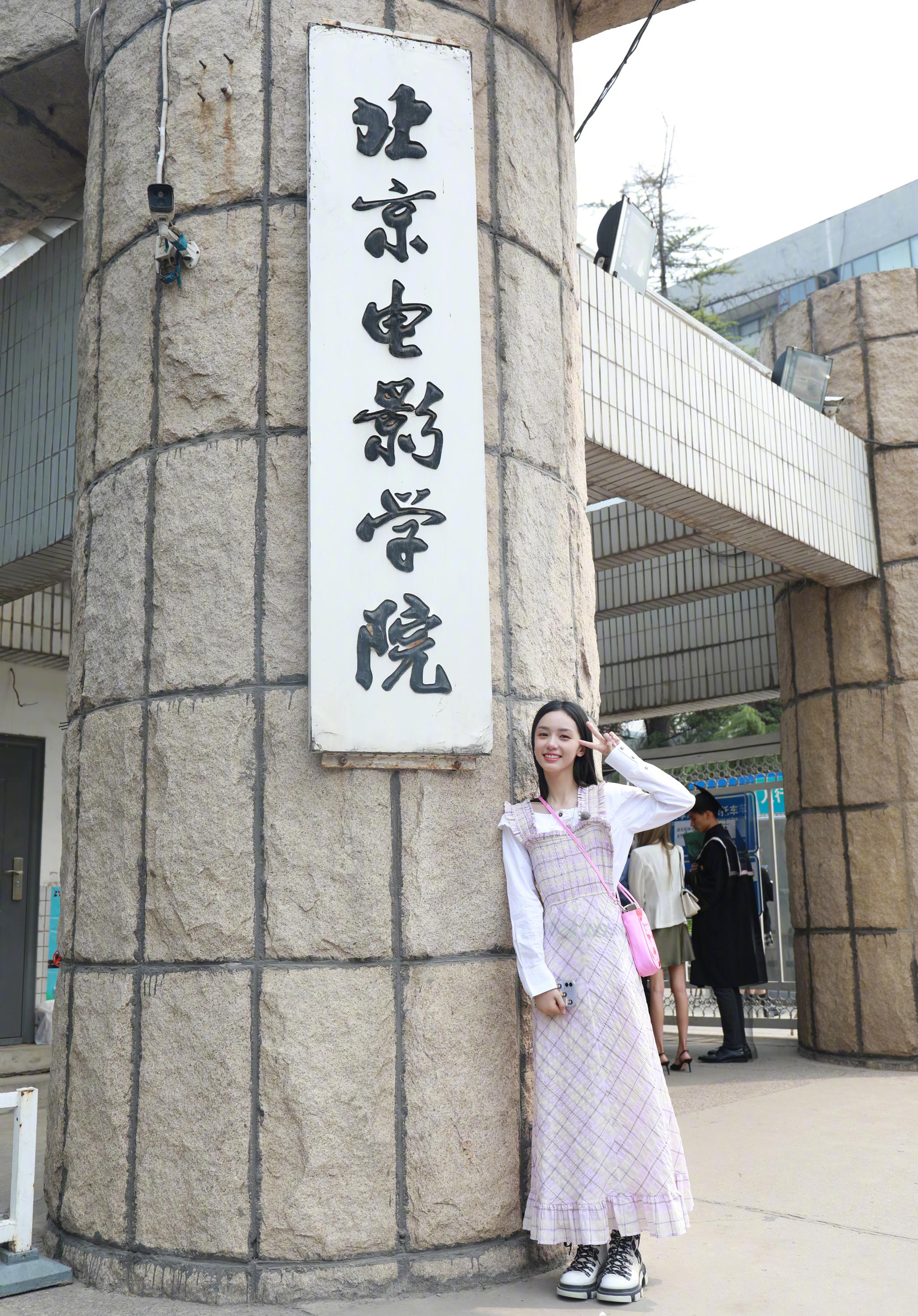 北电拍毕业照关晓彤周也现身关晓彤浓浓的土味颜值不敌周也