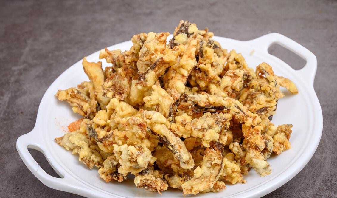 饭店里的炸蘑菇为啥那么好吃?调制脆皮糊很关键,大厨教你这样做