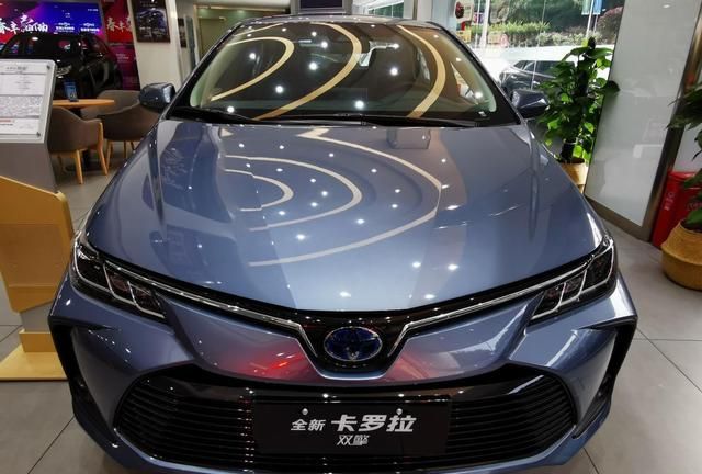 卡罗拉双擎实拍简评燃油经济性卓越颜值相当受年轻人喜爱