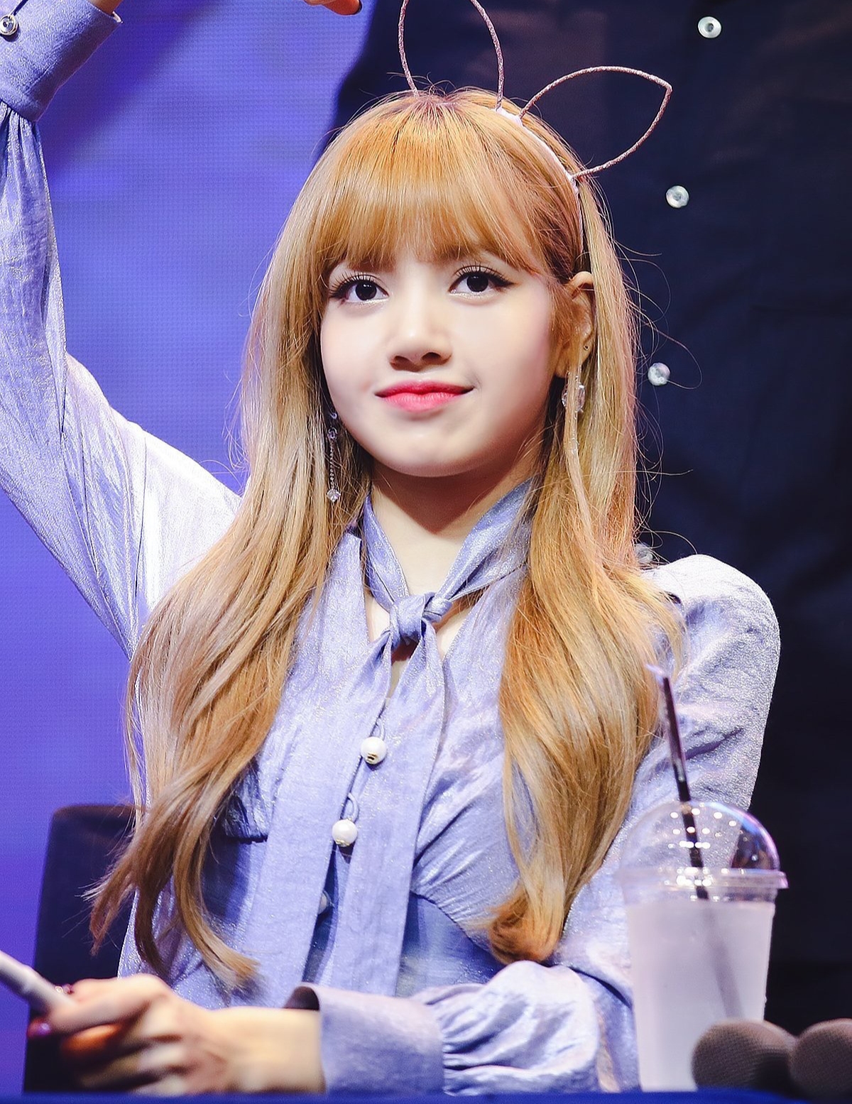 对比隔壁《创造营》的amber,同样是在海外,同样是因为特殊原因.