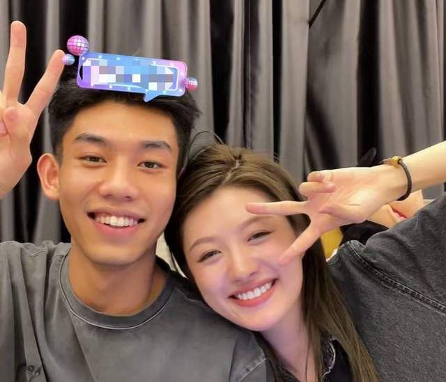 张国政官宣之后,他就带着自己的女朋友迫不及待地在某平台上进行了