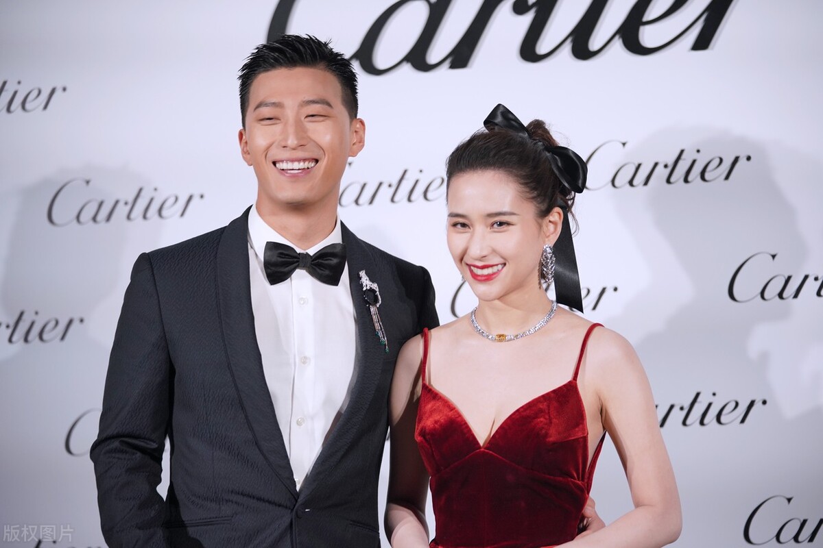 窦骁与何超莲携手亮相打扮时髦十分抢眼