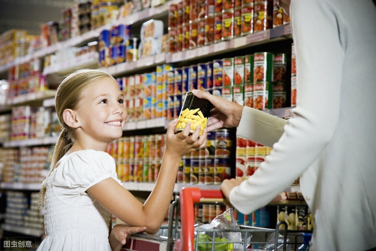 带孩子去超市时,父母教会宝宝这3个道理,会让孩子受益终生