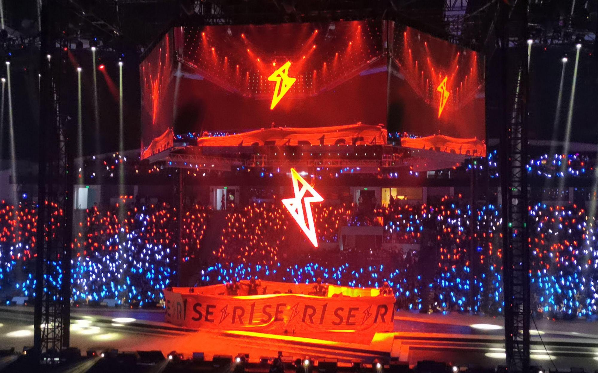 r1se的演唱会上,没有灯牌大战,也没有口号battle,只有属于团队的"闪电