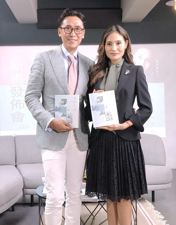 马德钟罕见携妻亮相长期吃素眼窝深陷似整容妻子暴瘦变眯眯眼