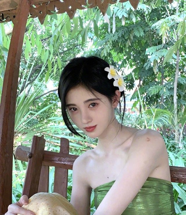 鞠婧祎平替邓歆玥被曝已订婚与男友合照被扒长得不像鞠婧祎