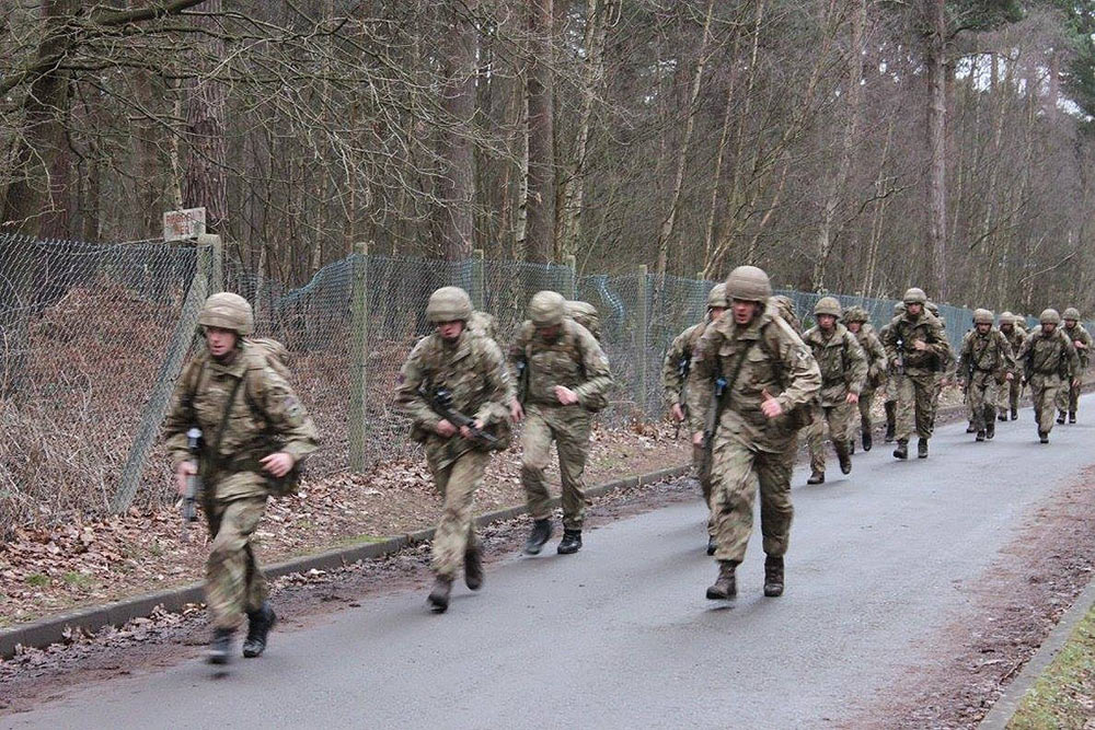 凄惨的英国陆军没钱更新武器系统只能对老旧装备进行改造延寿