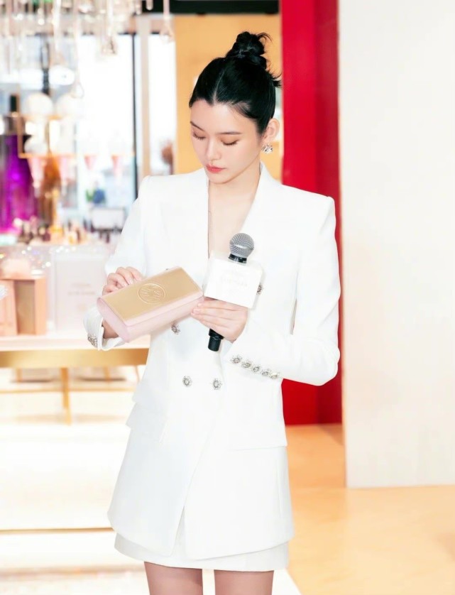 奚梦瑶这次亮相终于惊艳全场踩12cm恨天高参加活动一身高定美呆