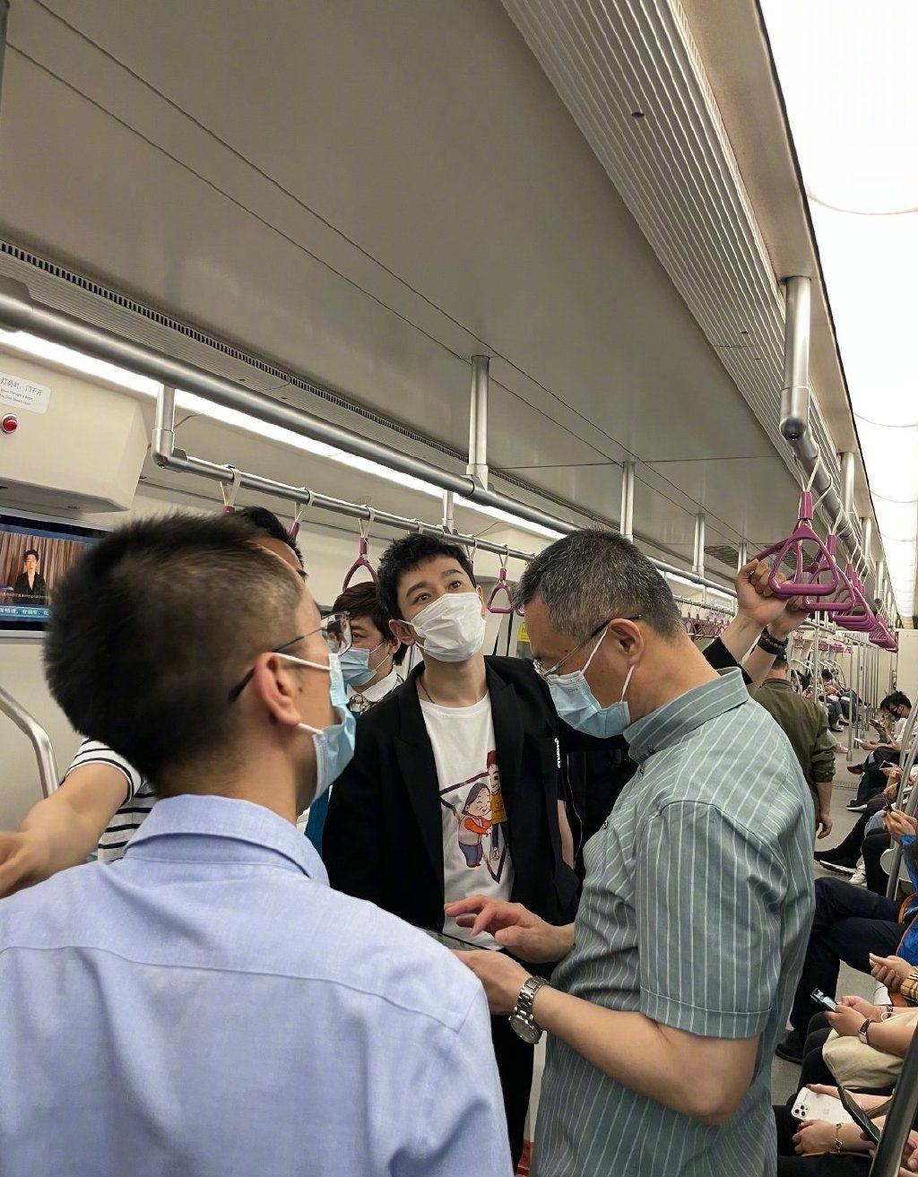 黄晓明坐地铁被偶遇,外型帅气身形单薄,有空位还坚持站着