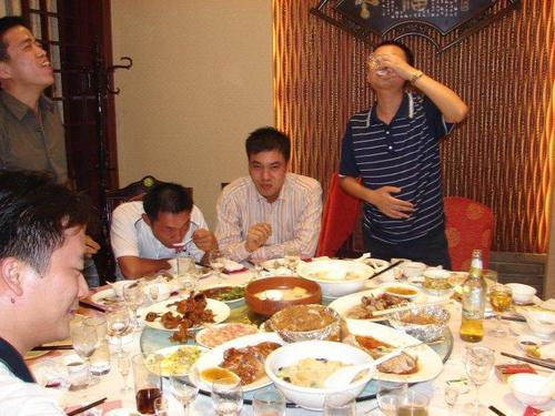 饭局应酬时,有这三种表现的人,往往没什么能耐