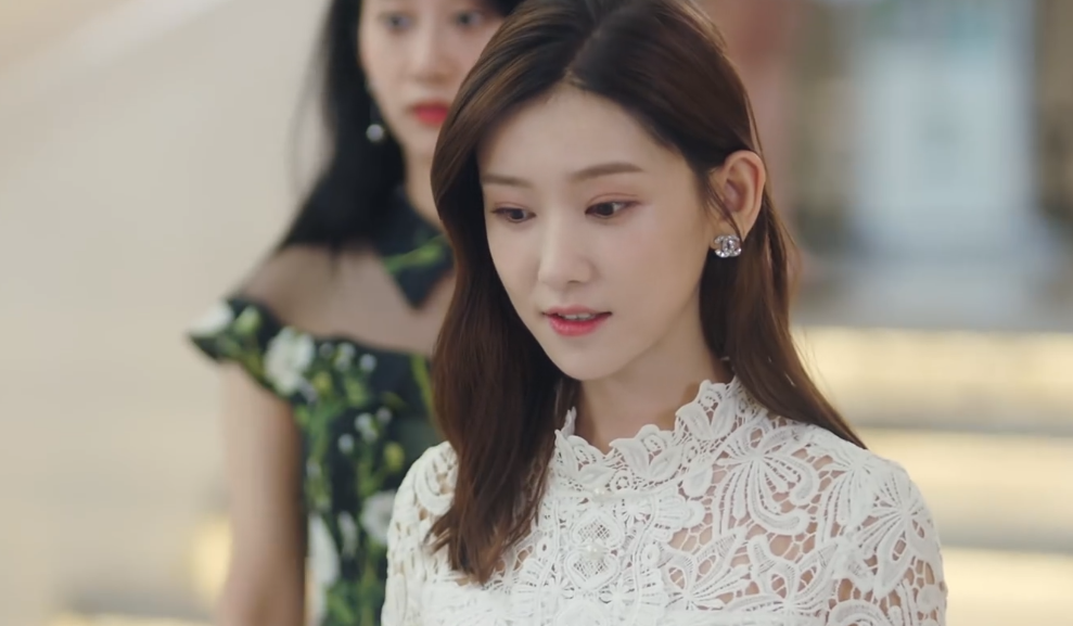 赵露思新剧被女二号抢镜,刘海挡脸双眼无神,都是造型惹的祸?