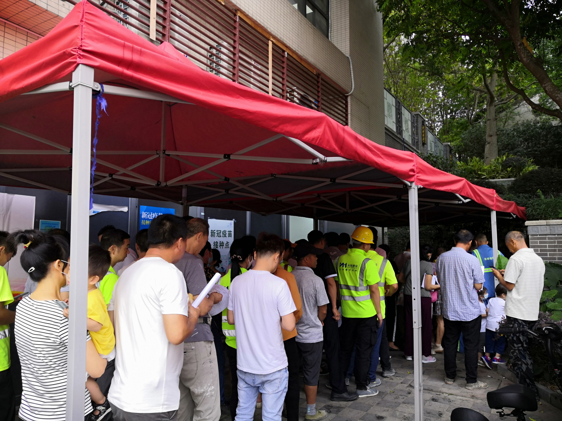 图为广州市民在排队打疫苗.