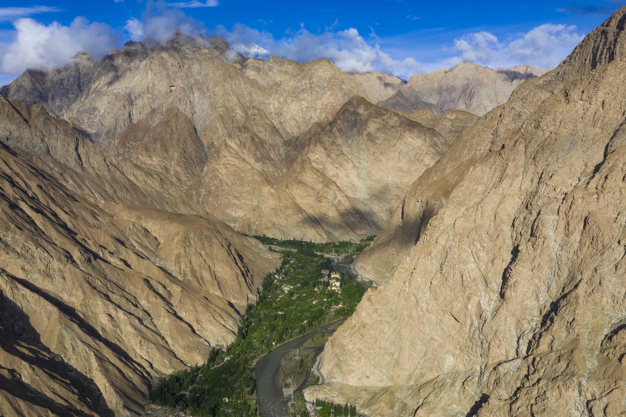 现在,陈芳莹的讲台在距离乌鲁木齐1800多公里外的昆仑山大峡谷中