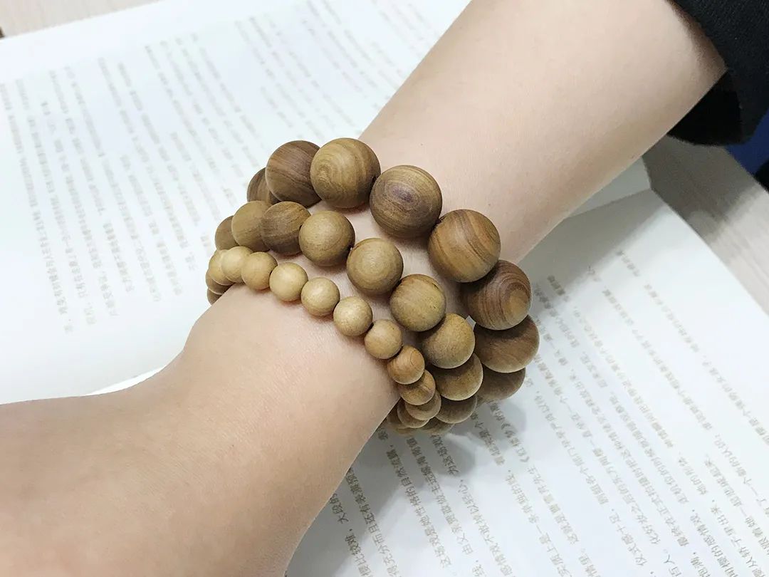 30年老料东加檀木手串,香韵清新醇柔,油润富有光泽|博物馆_新浪财经