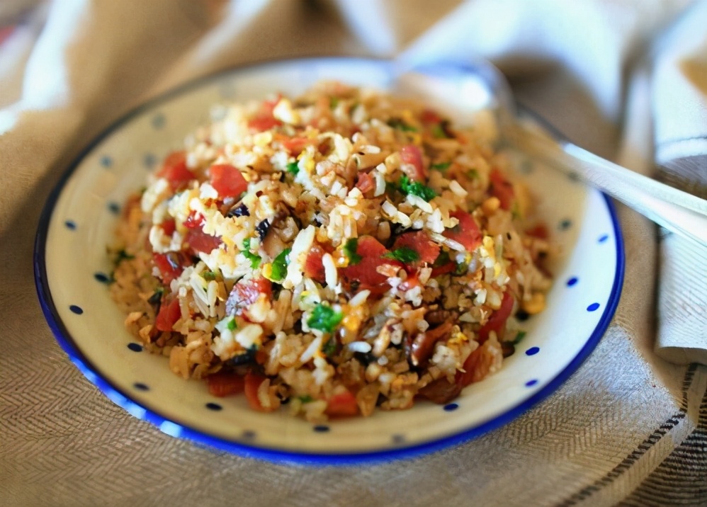 因为味道和米饭中的配菜,是广受现在年轻人的喜欢,基本上一份炒饭