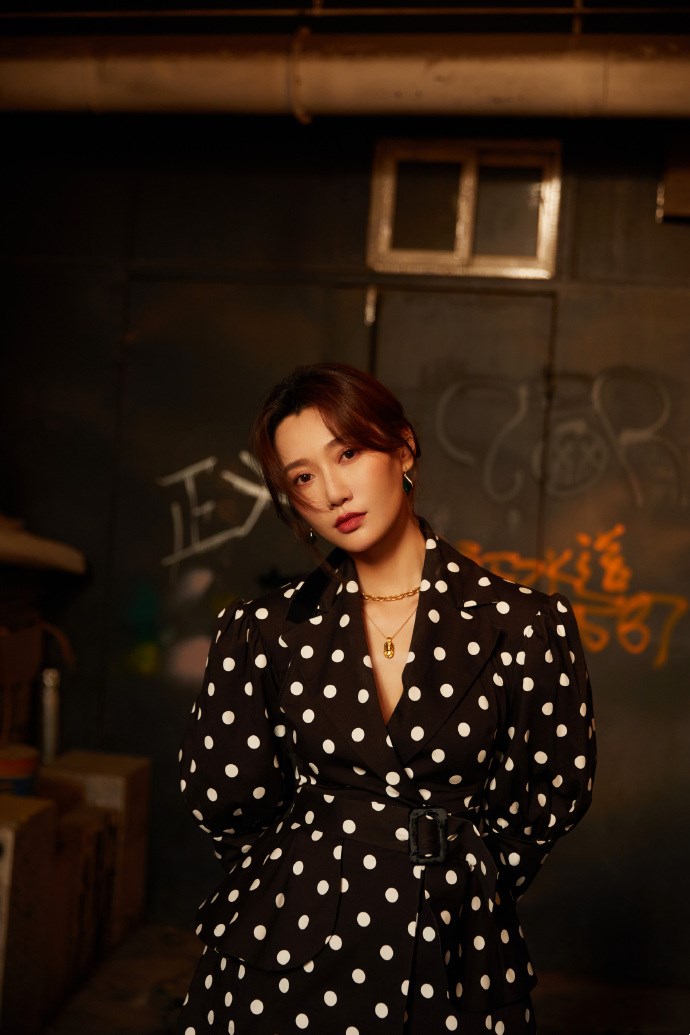 李斯羽一袭廓形波点连衣裙优雅大气,尽显超模风采,大长腿撩人