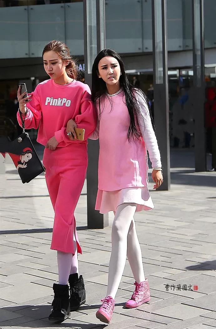 街拍:青春气息满满的白丝袜美女__财经头条