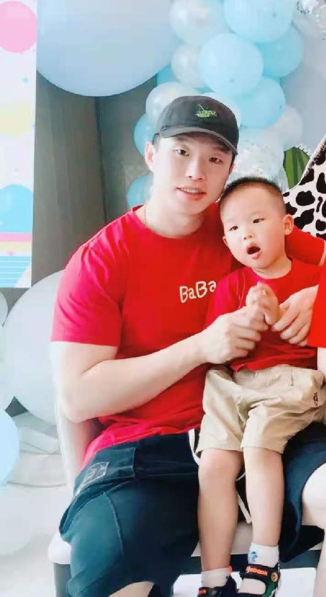 德云社烧饼庆二胎满月三代人共用一张脸意外暴露16万月子中心