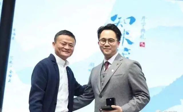 马云)客观的说一句,与其说俞熔在湖畔当吴群的学长,还不如说吴光明带