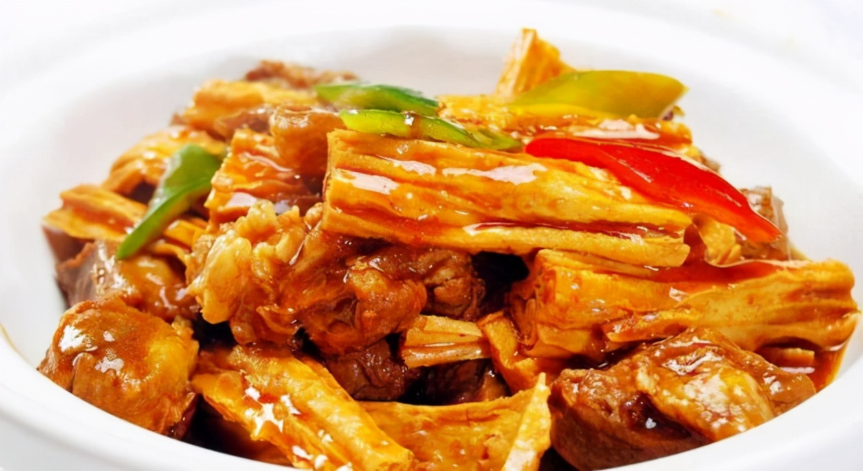 腐竹焖牛腩9.待花蛤差不多都张开嘴,放入鸡精和盐,翻炒均匀即可出锅.