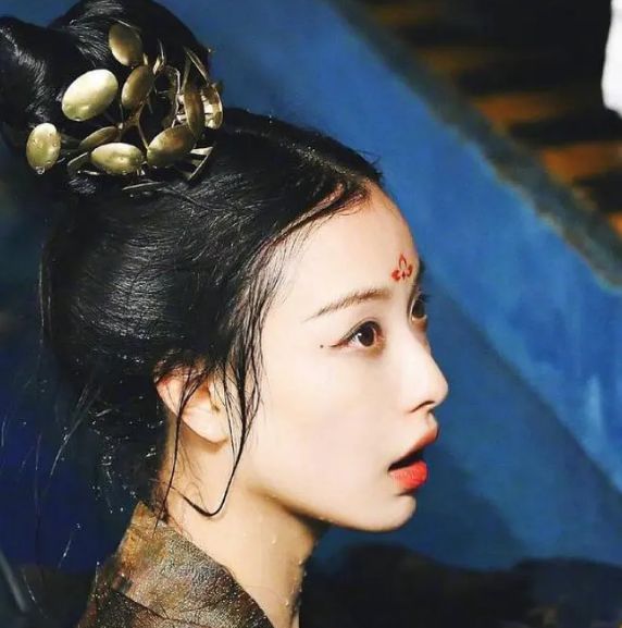 同是泪痣美人躲过了张嘉倪逃过了迪丽热巴却被鞠婧祎留住