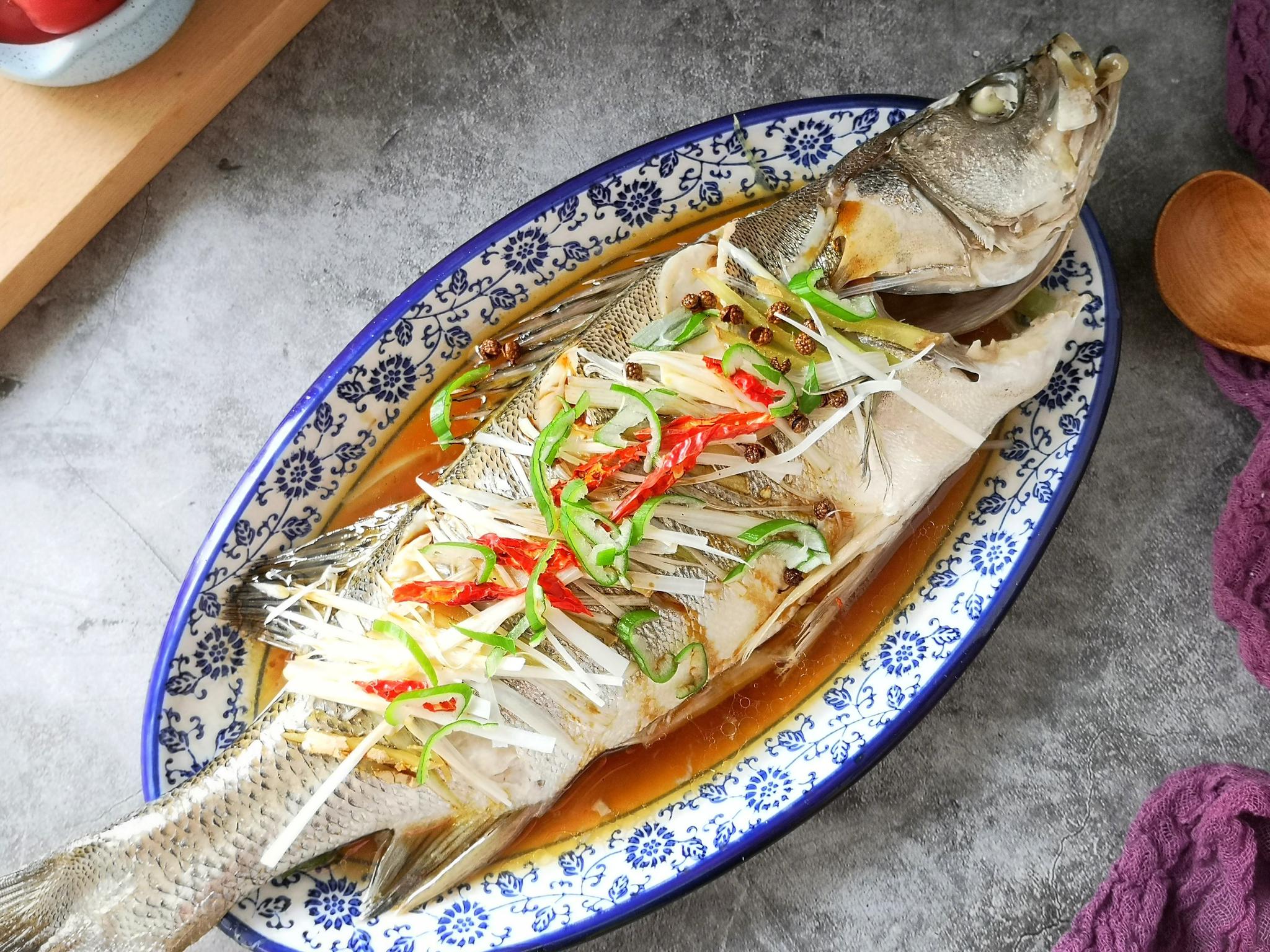 学会这样做清蒸鲈鱼,美味营养又好吃解馋,香得让人停不下嘴