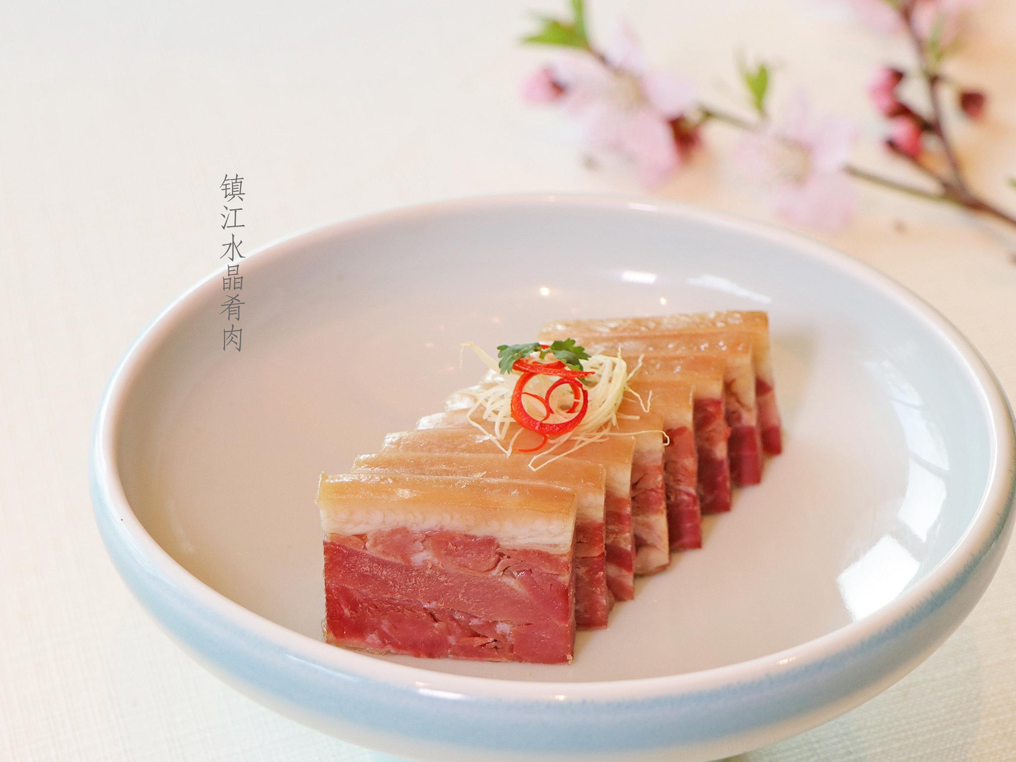 镇江水晶肴肉肉红皮白,光滑晶莹,卤冻透明,犹如水晶,故有"水晶肴肉"之