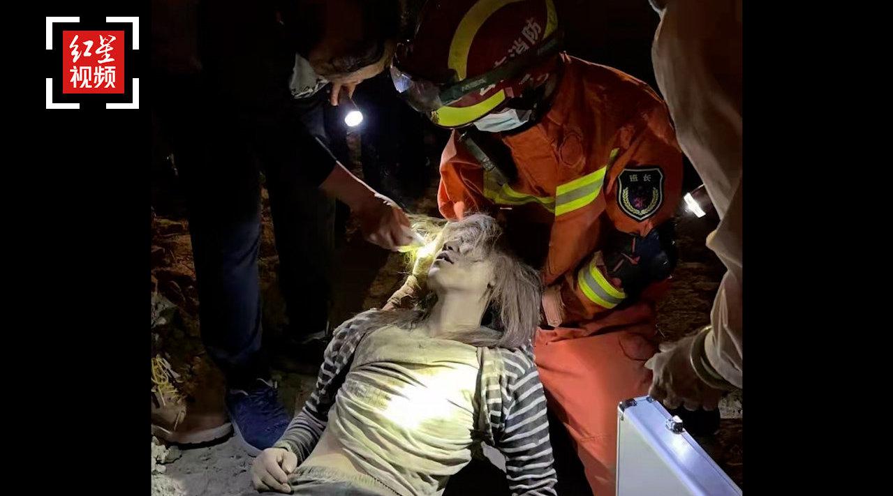 漾濞地震中一名被埋压女子成功获救