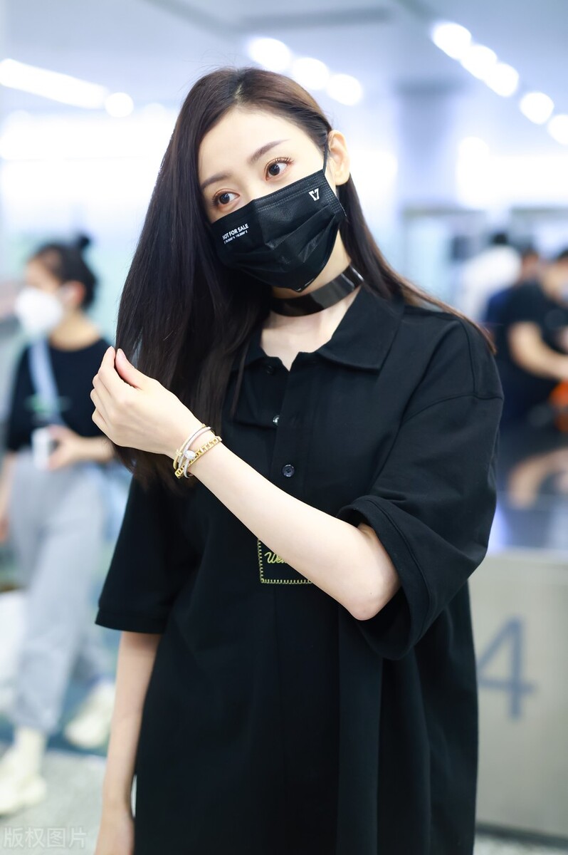 张天爱出街照戴口罩女神范十足