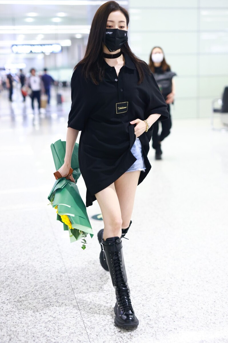 张天爱出街照戴口罩女神范十足
