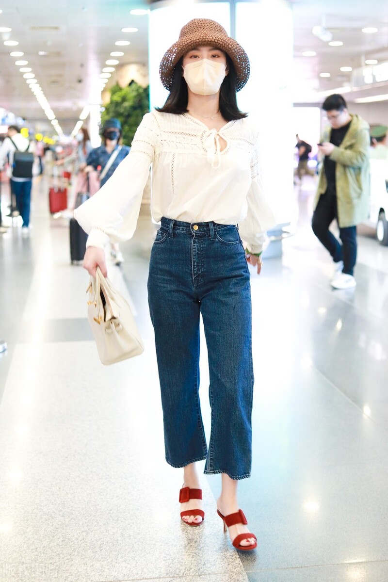 杨采钰出街照片时尚风格靓丽