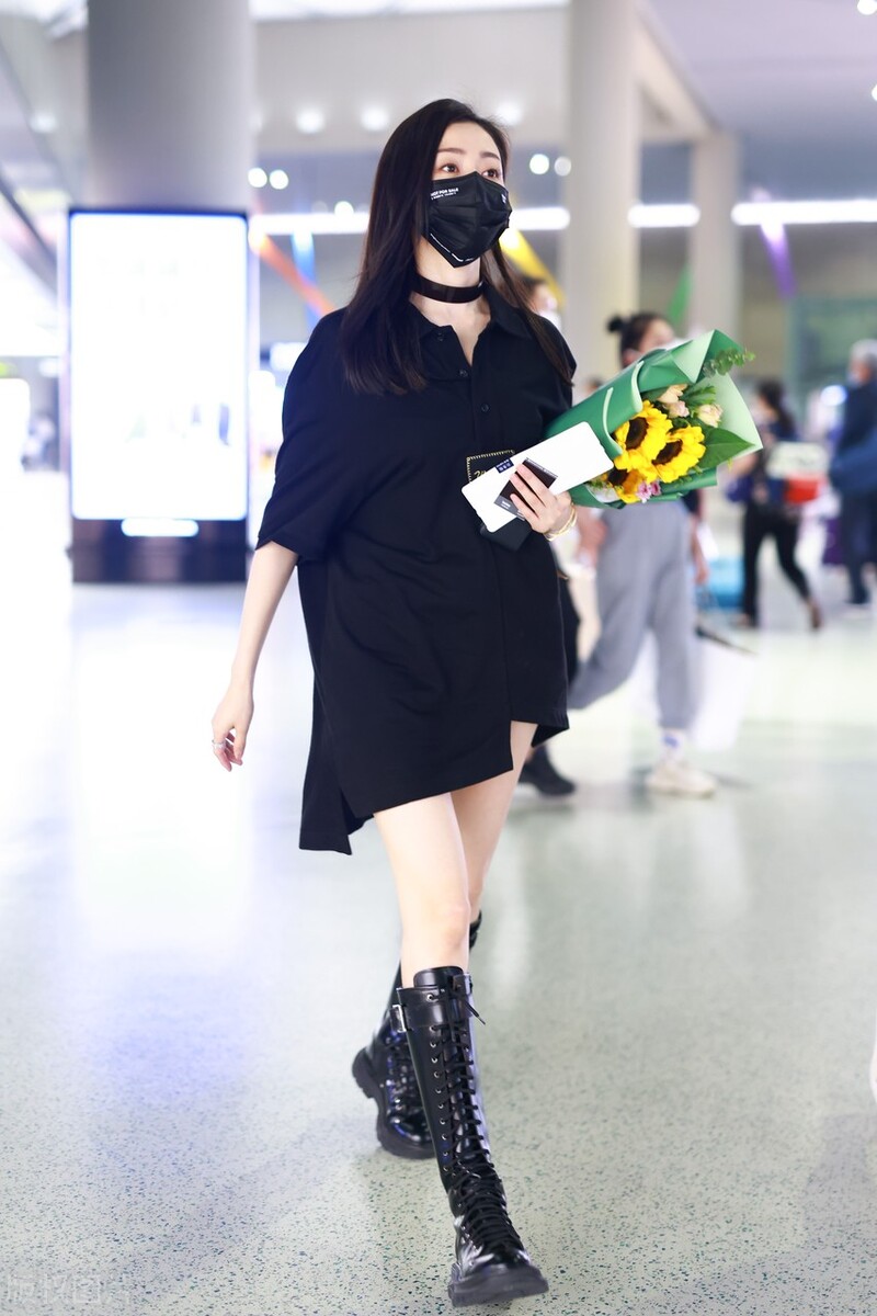 张天爱出街照戴口罩女神范十足