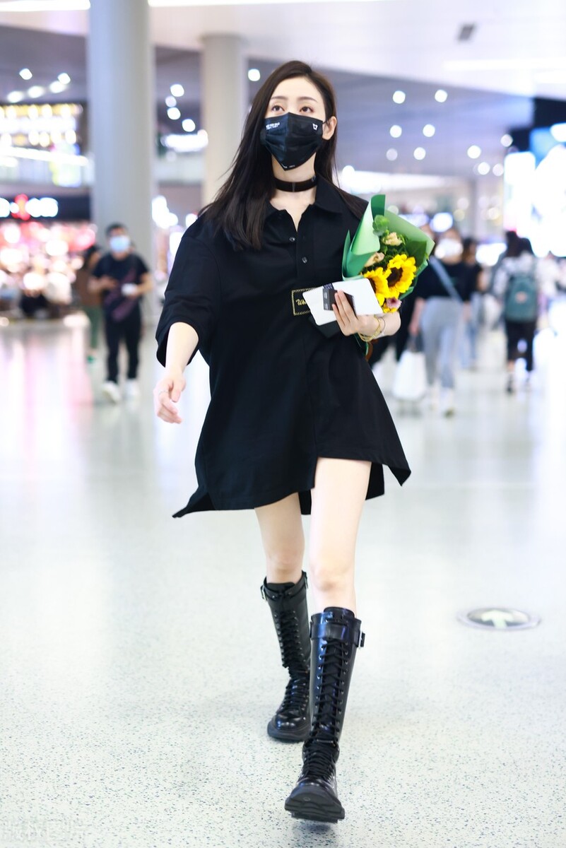 张天爱出街照戴口罩女神范十足