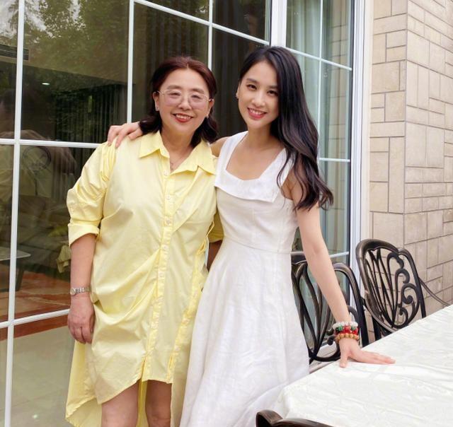 黄圣依分享妈妈年轻照,杨子童年照曝光,女方从小美到大|黄圣依|杨子