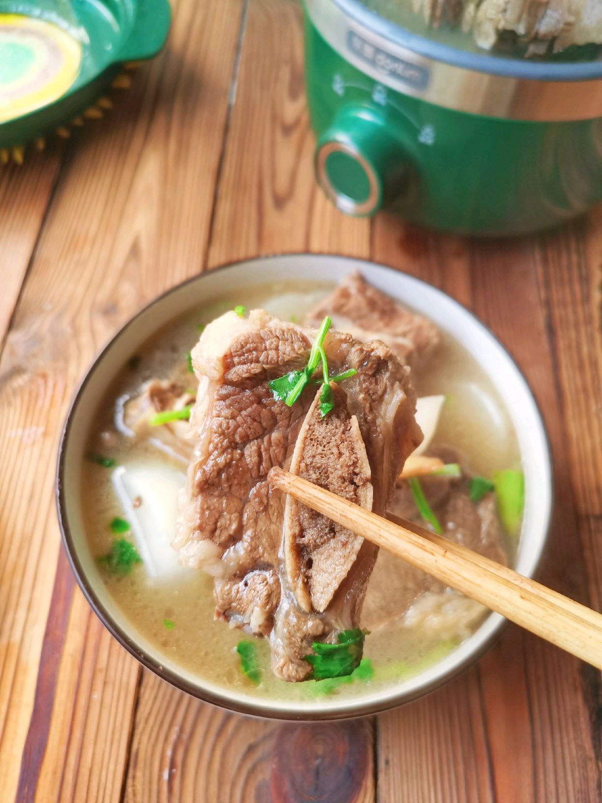 清炖牛排萝卜,风味独特味道好,有汤有肉吃得过瘾,步骤还简单