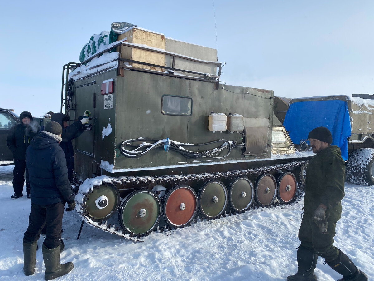 苔原上的极地探险家驾驶着履带房车穿越1000公里只为金矿