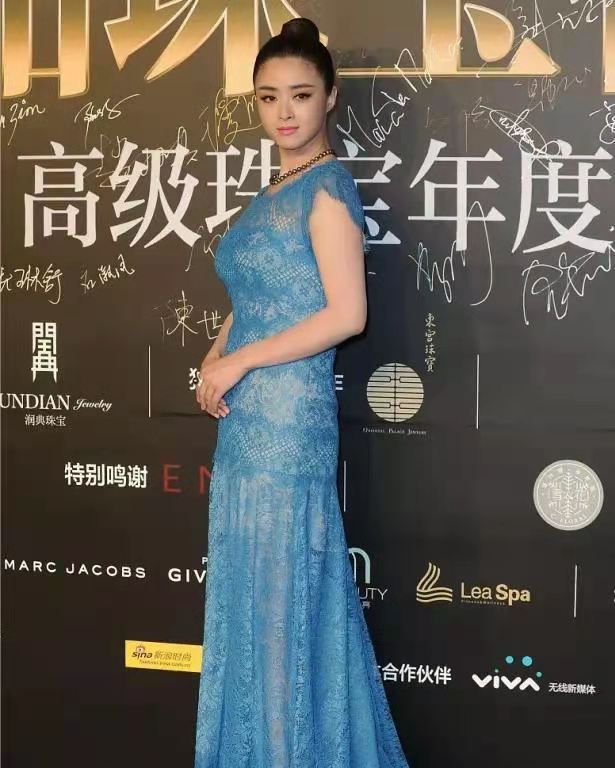 蒋欣出席活动美成霸主,穿镂空装身形饱满,扎丸子头英气逼人|蒋欣|出席