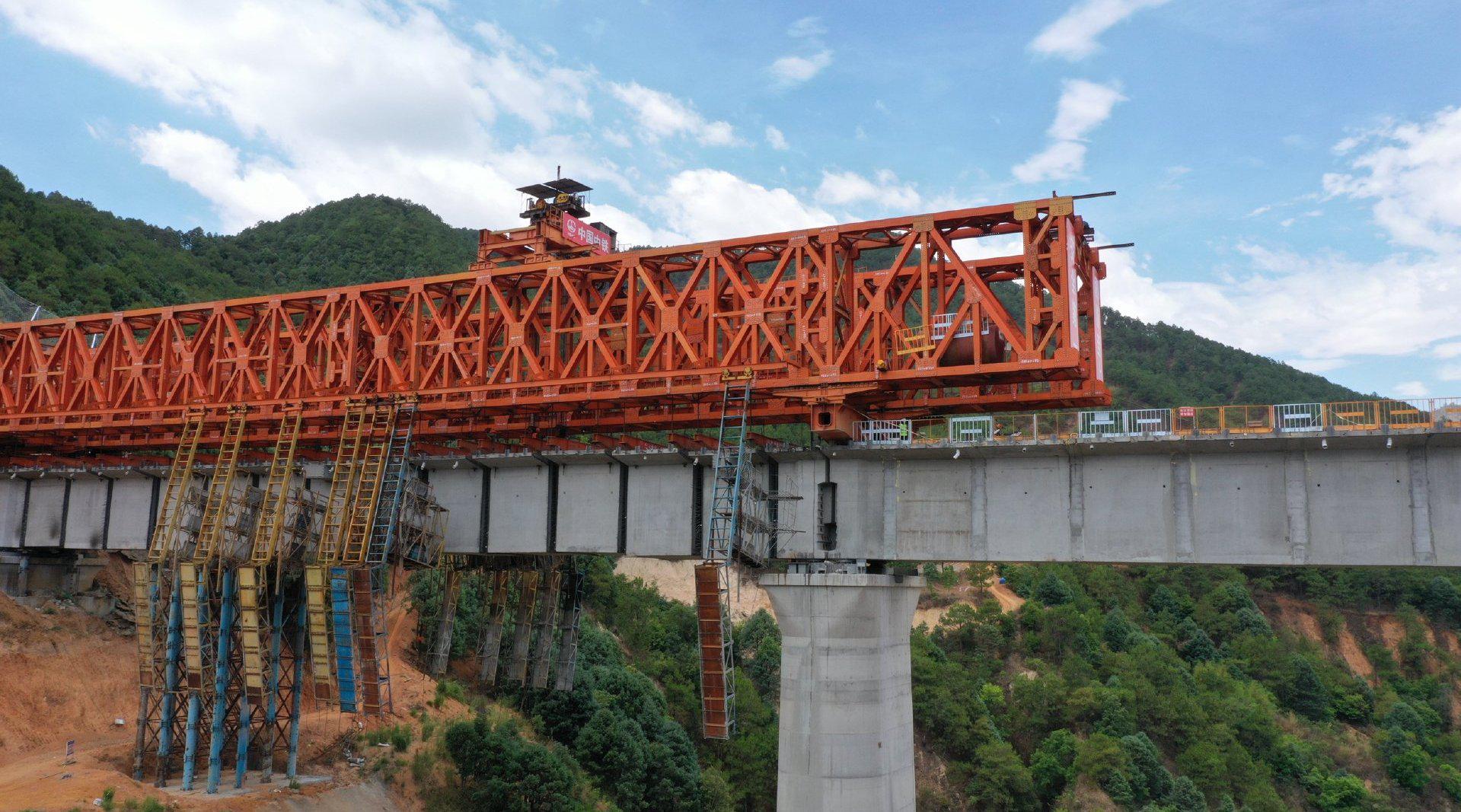 航拍!成昆铁路完成国内铁路难度最高跨距最大简支箱梁架设