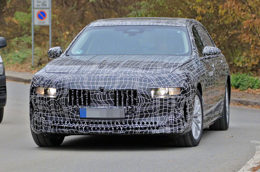 近日,网络上爆出一组全新宝马7系谍照图,与全新s级类似,整车也融入了